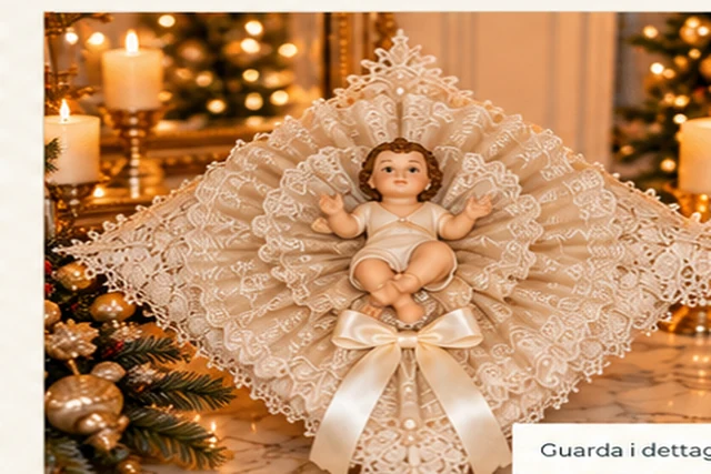 Natività in Pizzo — Gesù Bambino adagiato su un ricco cuscino di pizzo avorio, rifinito con un elegante fiocco in raso.
