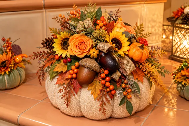 Ghiande d’Autunno — Una morbida zucca chiara con rose, girasoli, ghiande e frutti nei colori della stagione.